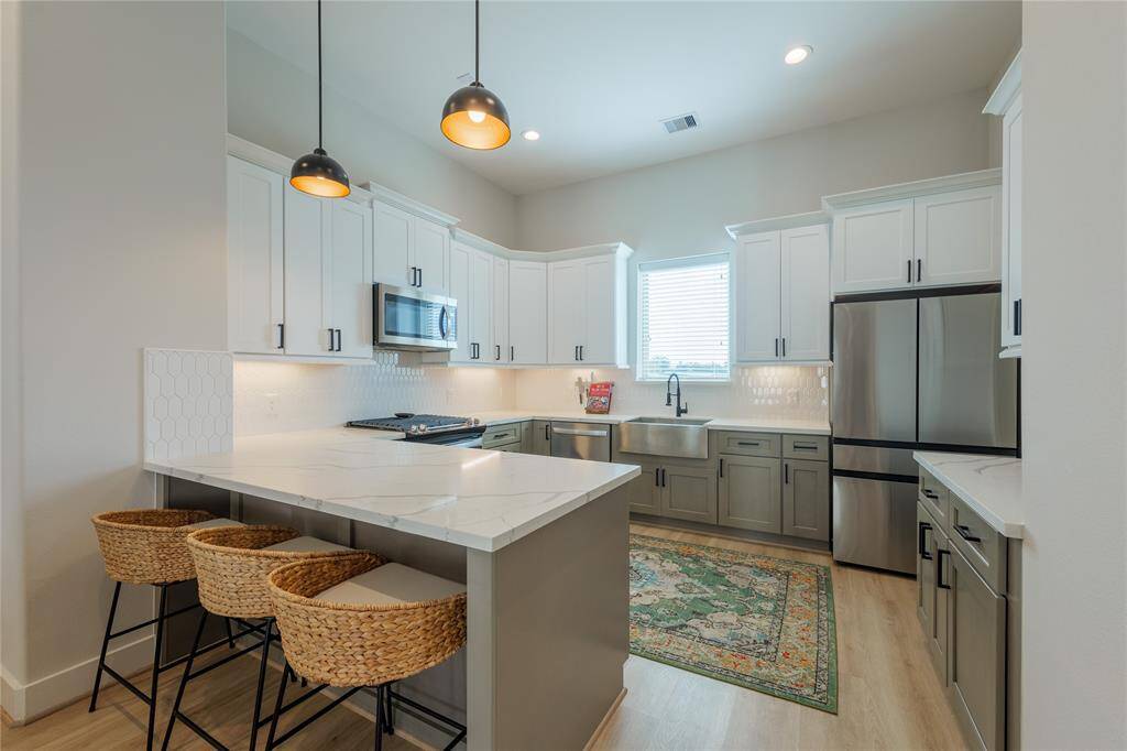 Kitchen is perfect for entertaining and cooking.