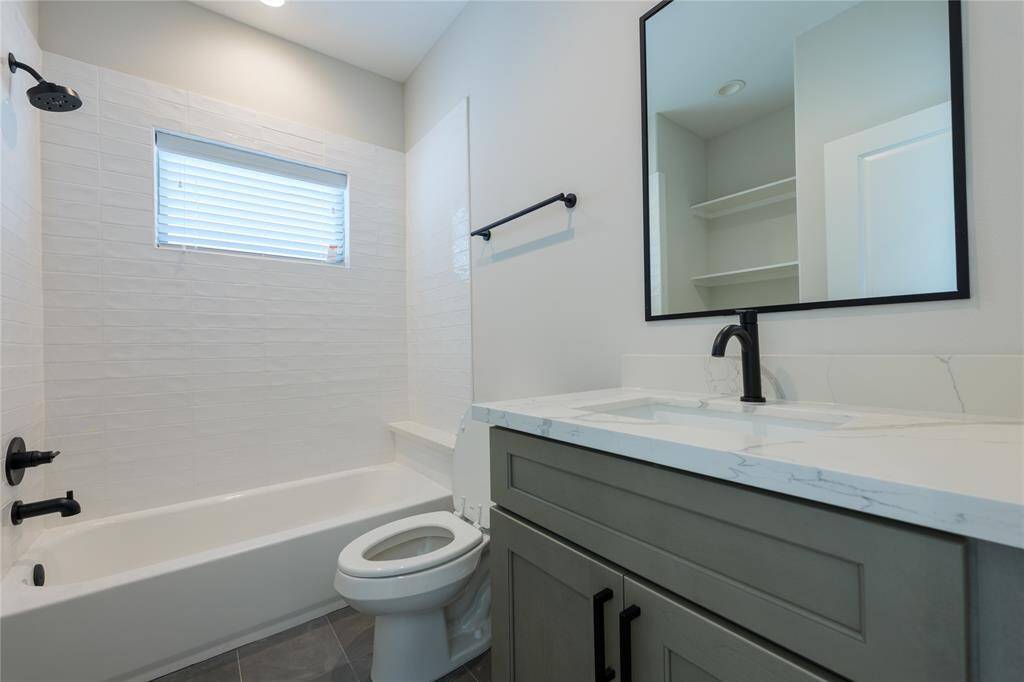 Third floor ensuite guest bathroom