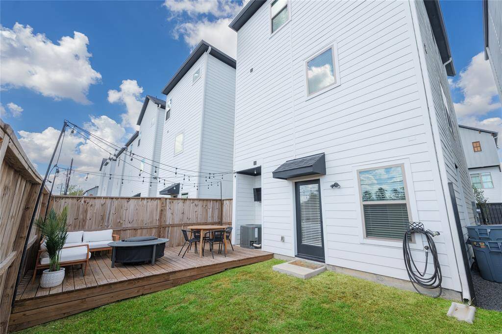 Great backyard ready to enjoy. Ideal for pets and/or kids.