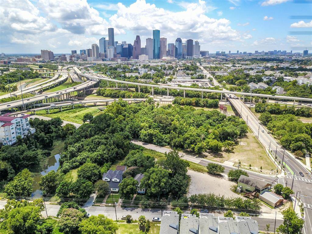 Just a quick trip to Downtown Houston. It's also conveniently located near 610, I-10, I-45, and 290, making it a perfect central hub for easy commuting and access to all that Houston has to offer.