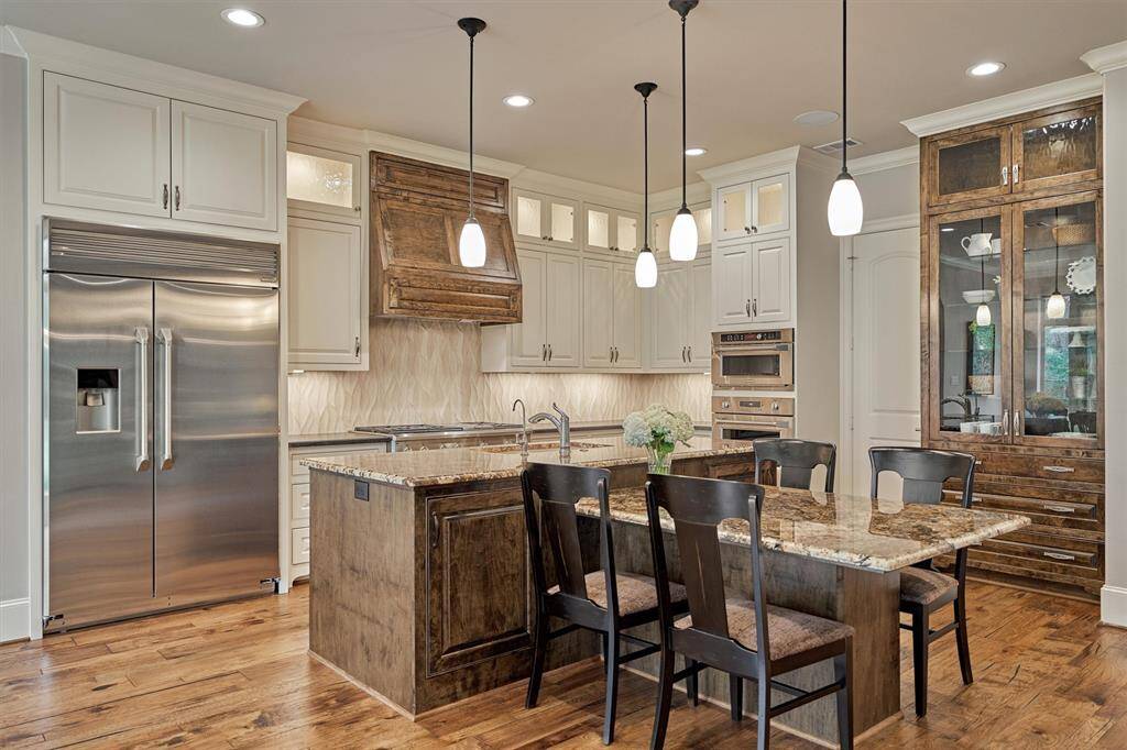 Spacious kitchen with built-in breakfast table and stunning display cabinet.