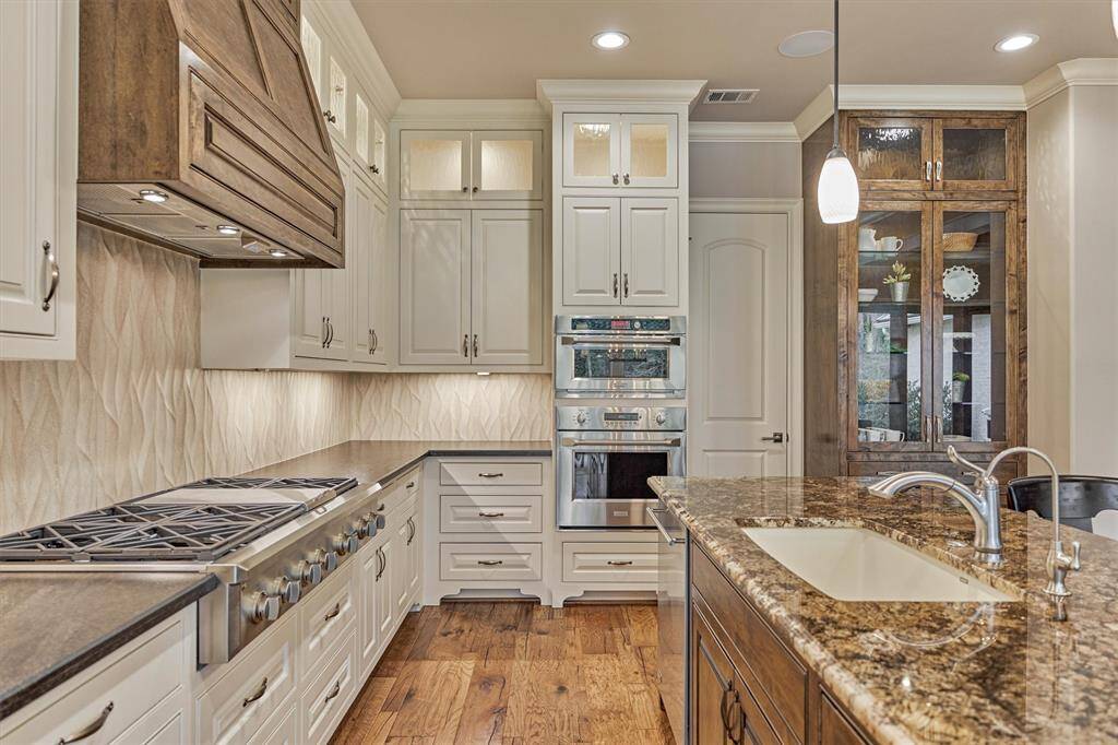 Luxury Monogram stainless steel appliance complete with double ovens. Top oven is microwave/convection. Six (6) burner gas cooktop with griddle.