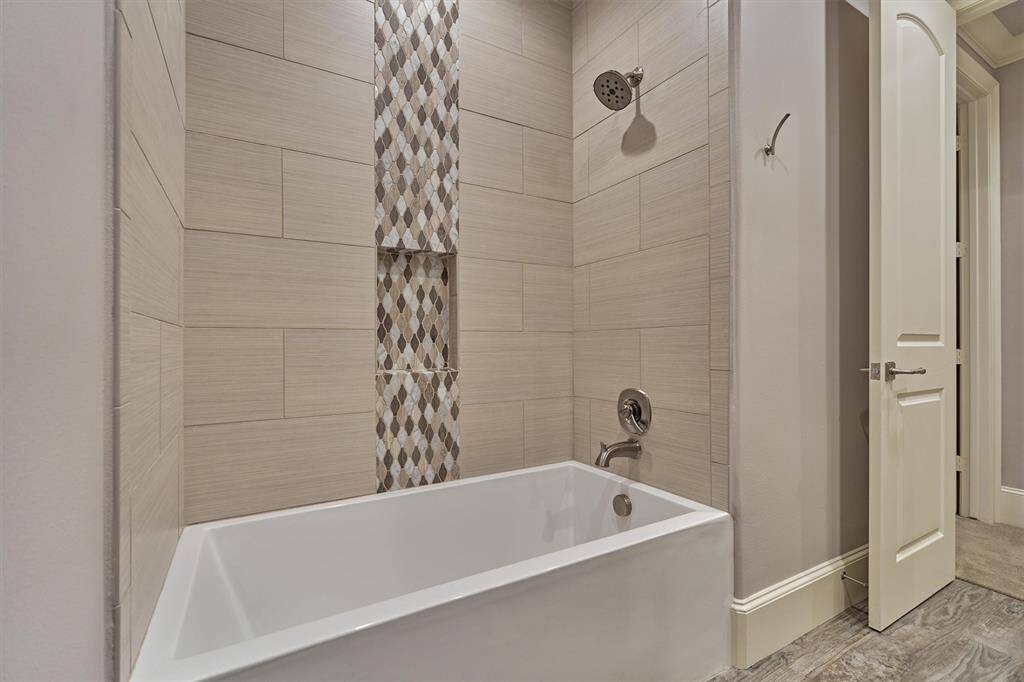 Secondary Bath upstairs - tub/shower combo.