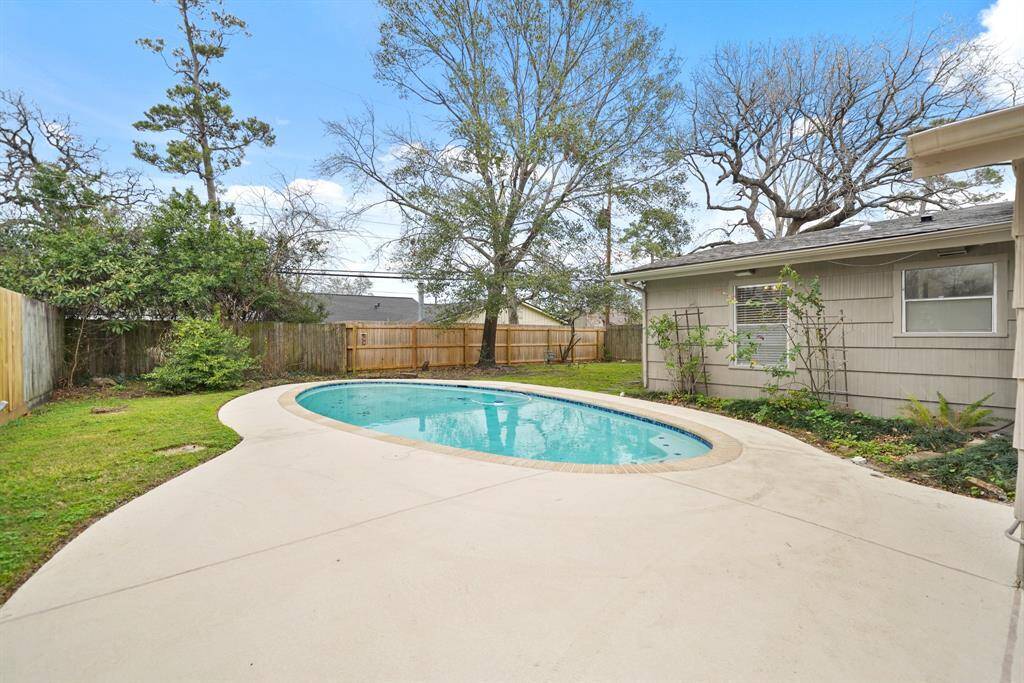 Ideal for outdoor dining & entertaining, this patio has plenty of space for outdoor furniture.