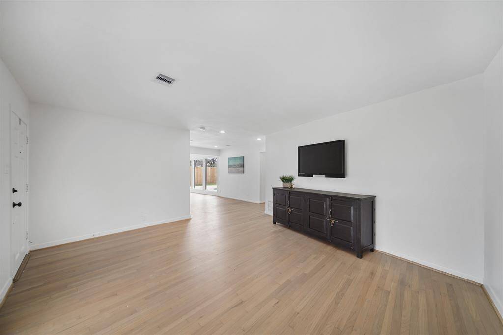 An open floor plan combined with neutral paint color selections lends itself to numerous furniture placement & decorating theme opportunities.