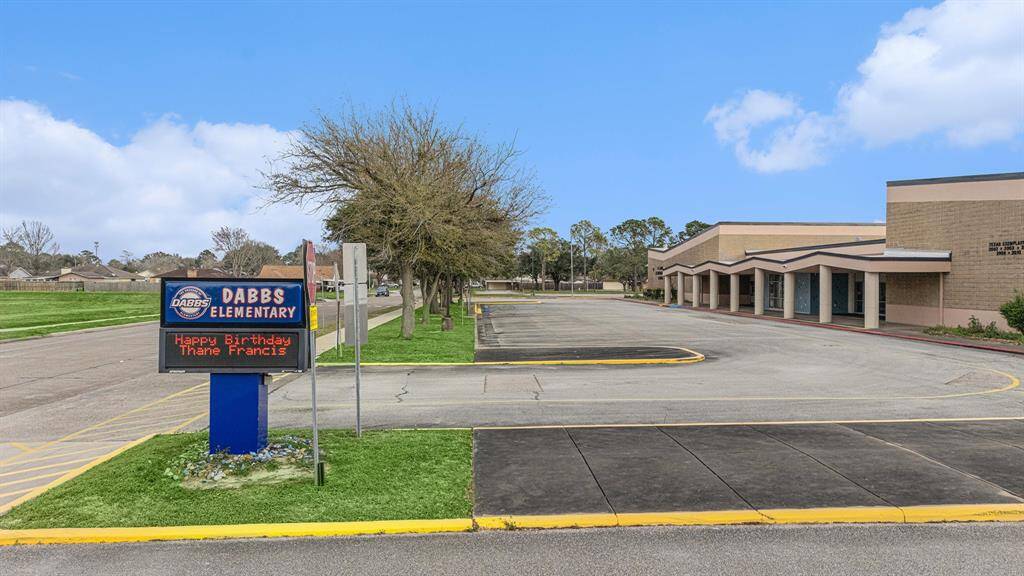 DABBS ELEMENTARY SCHOOL WHICH IS SO CLOSE IN WALKING DISTANCE