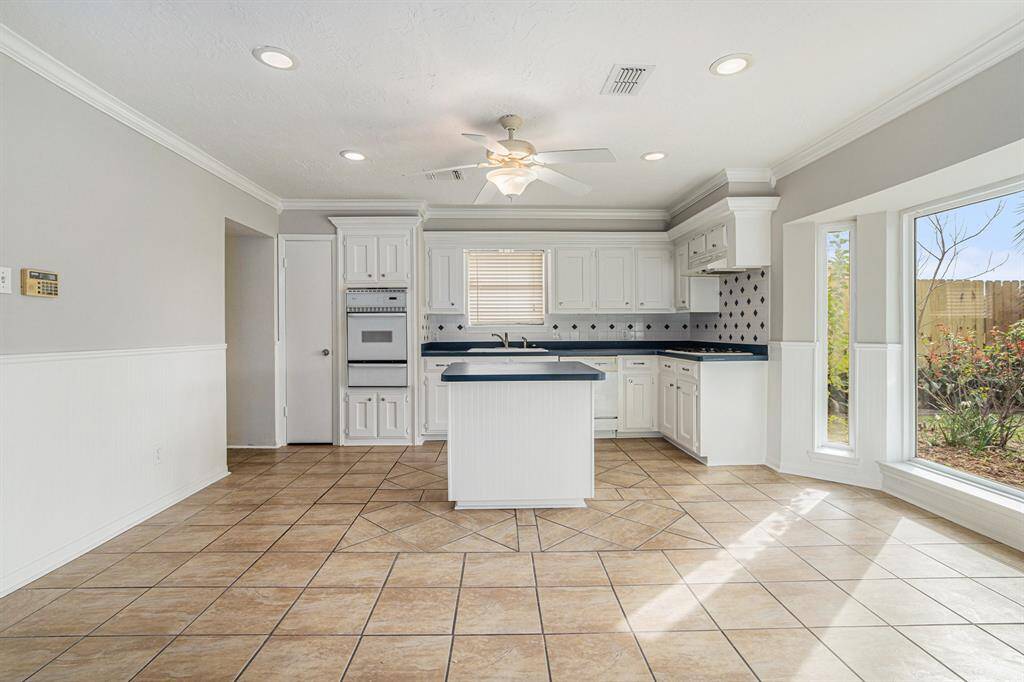 IMAGINE YOURSELF COOKING DINNER FOR THE FAMILY IN THIS KITCHEN!