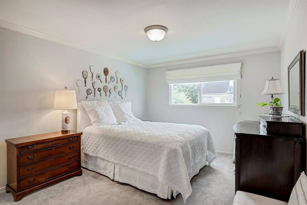 Secondary bedroom up w large walk in closet