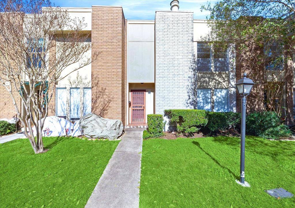 5212 WOODLAWN PLACE