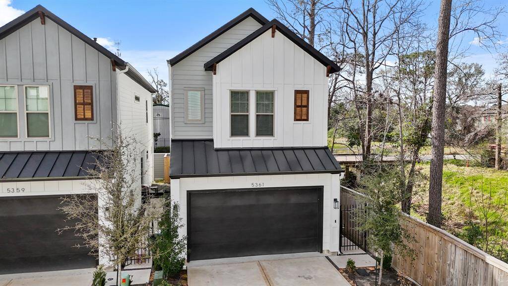 Welcome home to 5361 Creekmont Oaks Lane in the gated community of Creekmont Grove!