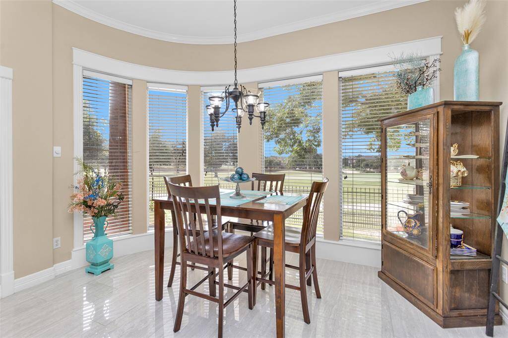 Breakfast bar and double ovens