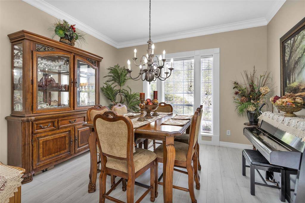 Double Ovens and breakfast bar.