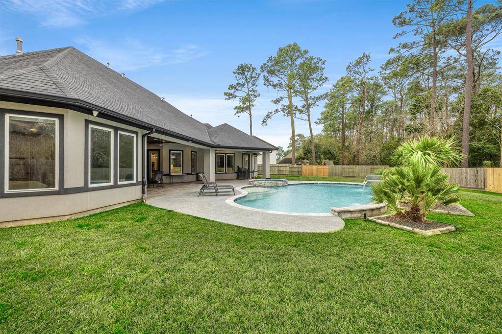 Amazing yard and pool!