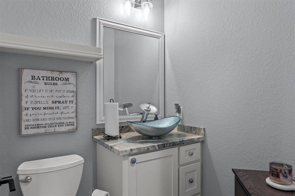 Guest 1/2 Bath!