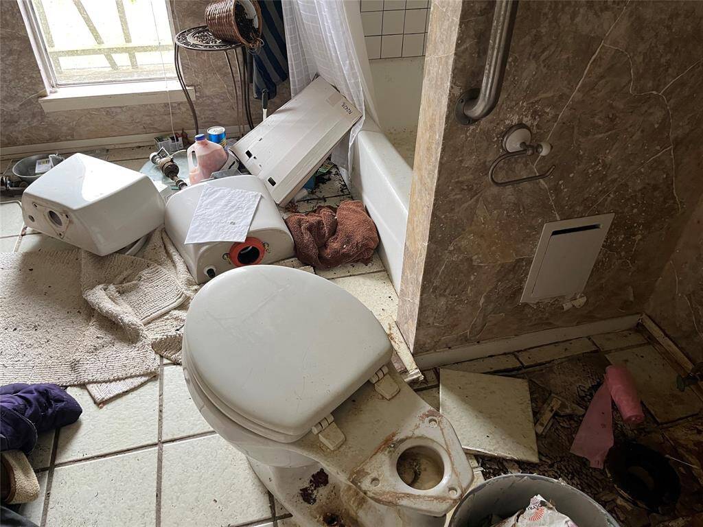 Upstairs bath. The sink is not pictured, and is to the left.