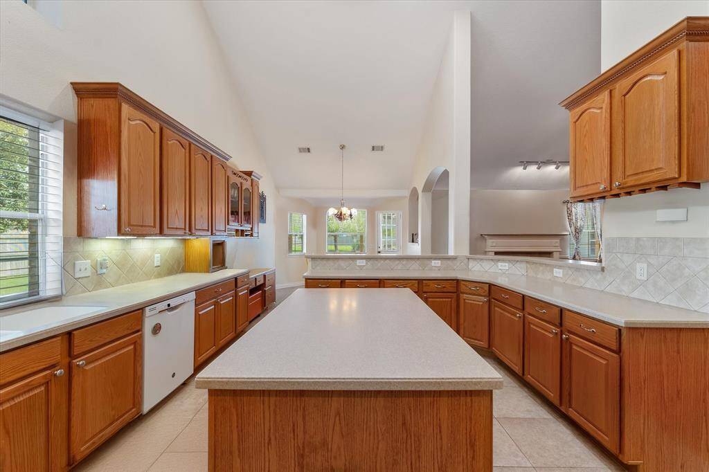 Extra large kitchen with an island and lots of counter space