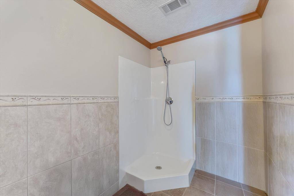 Pool shower in 4th bath