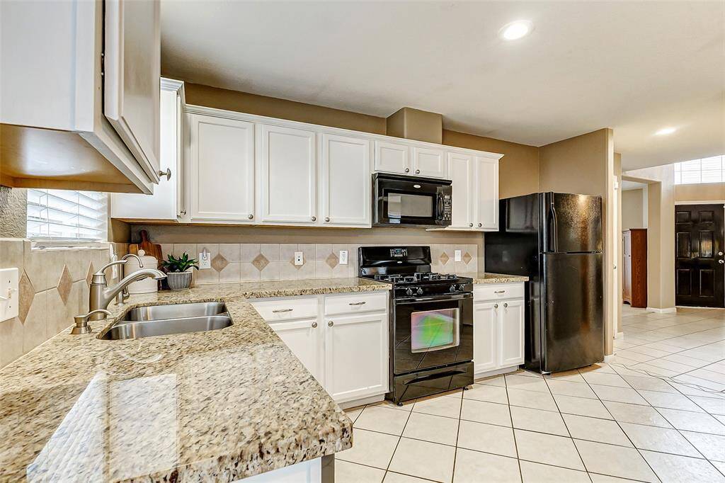 Imagine cooking as a family and hosting your friends. There's plenty of room for everyone!
