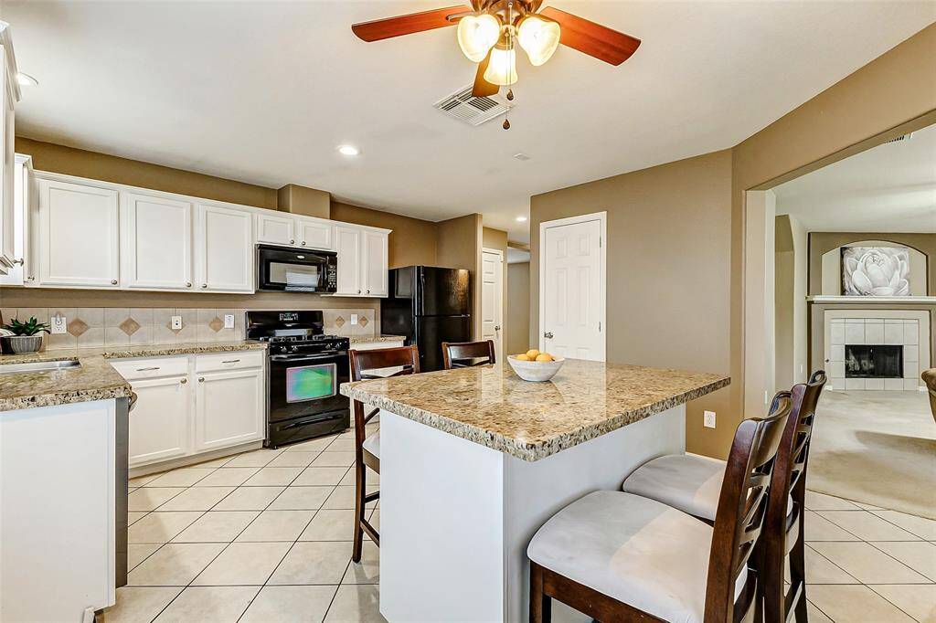 A built-in island/breakfast bar is perfect for enjoying breakfast each morning.