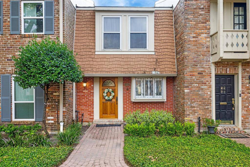 This adorable condo is located in the Briarwest Townhomes community near Voss and Del Monte.