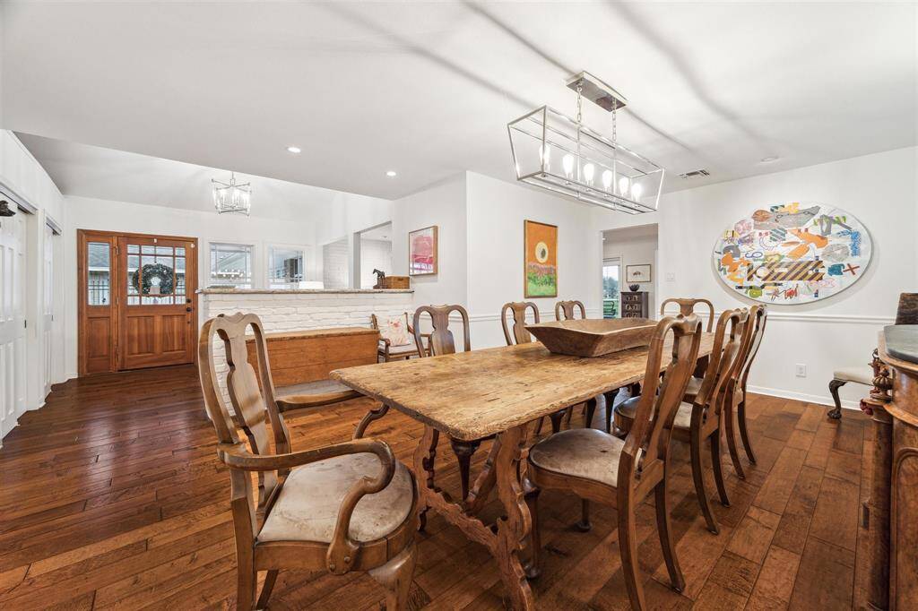 Entertaining a breeze in the formal dining room thanks to its ideal location adjacent to the kitchen.