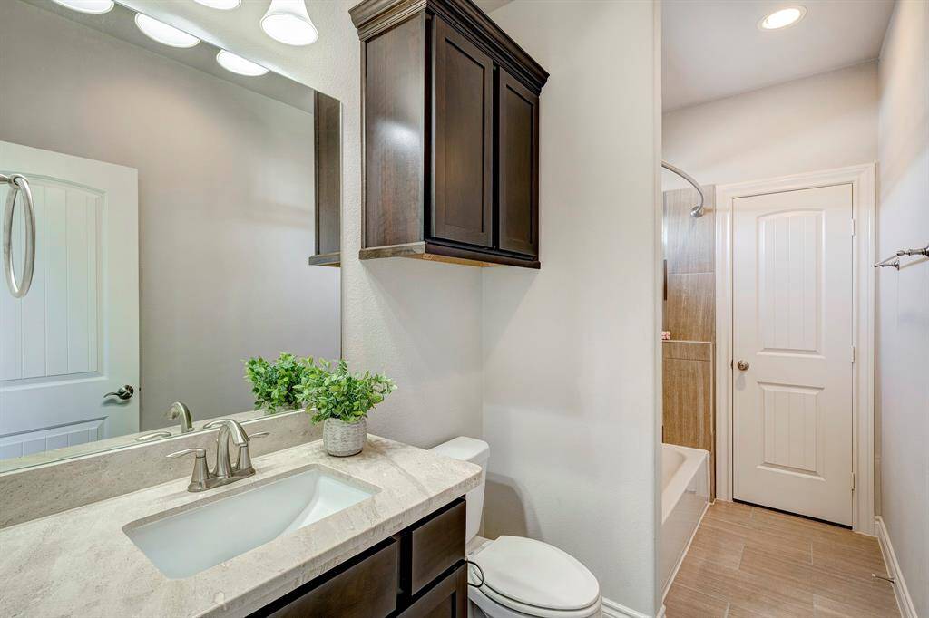 En suite bathroom for the upstairs secondary bedroom plus walk-in closet.