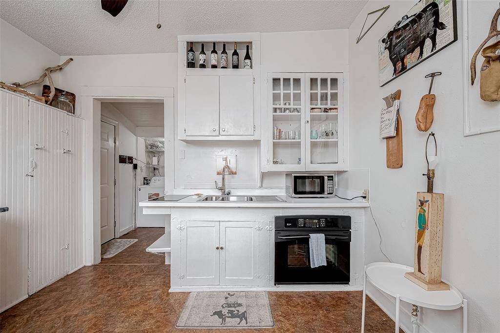 The most frequent visitors in Galveston come in pairs. A home that services the most common guest count will make the most money with the most bookings, and lowest overhead.