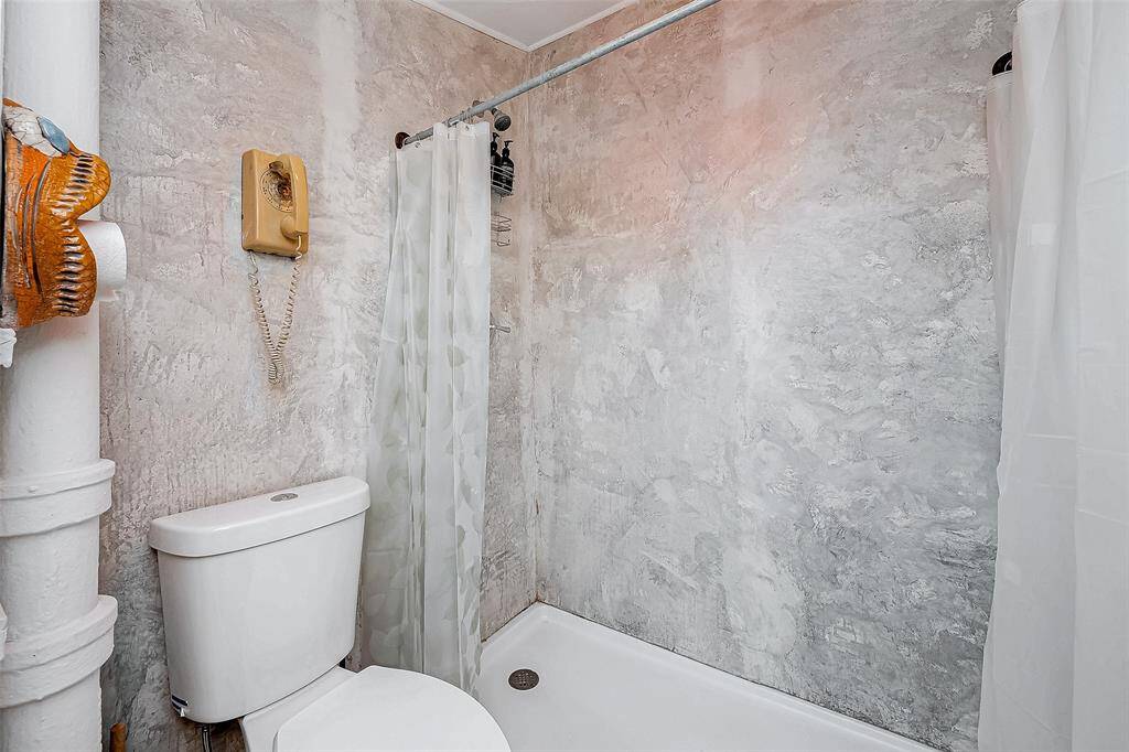 Large shower area, great for washing the beach sand off. Cementious plaster wall application.