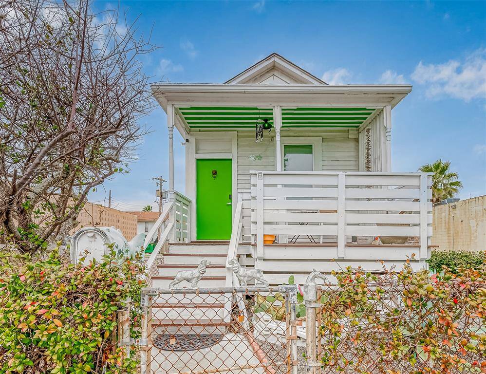 Artists' Bungalow, the coolest pad in town.Hardy, Star Jasmine lines the fenceline and shows it beautiful, white blooms + sweet aroma, come spring!