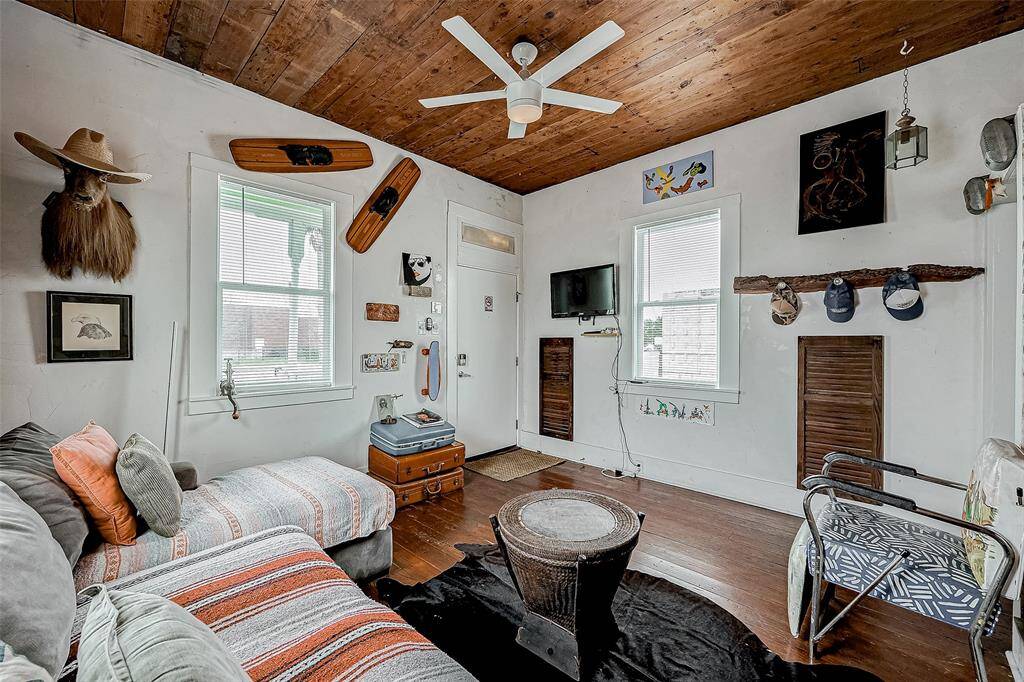 Kick back on the super comfs couch and veg out w netflix during that peak heat of the Summer!