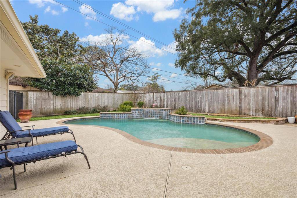 Beautiful Pool with Water Feature & Cool Decking