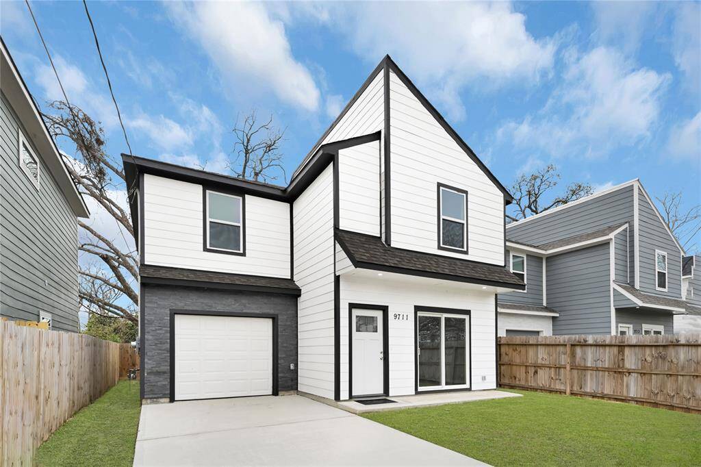 Contemporary home w/ one car garage