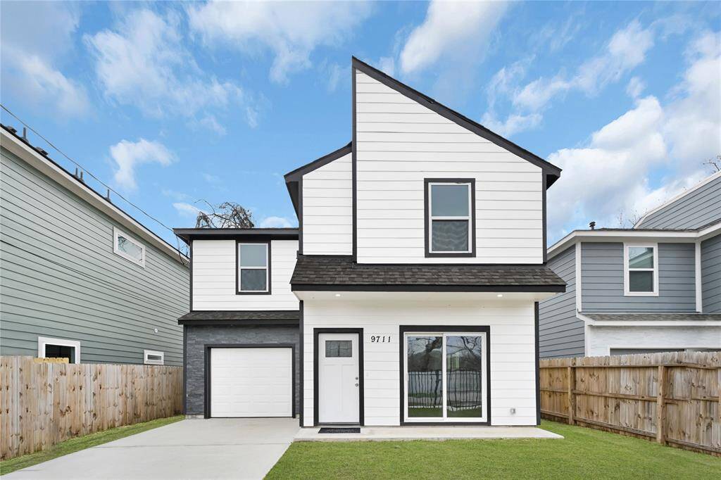 Spacious and inviting front yard, perfect for relaxation and curb appeal.
