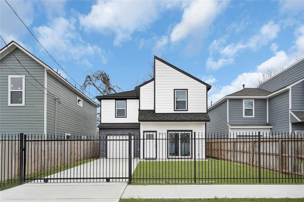 Gated large front yard