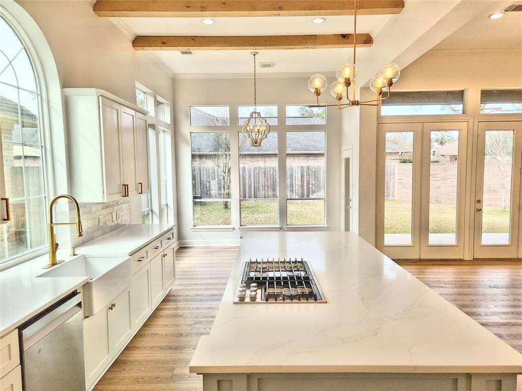 Kitchen & Breakfast Area