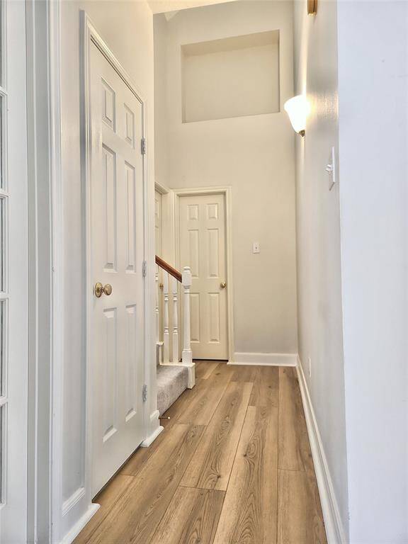 Split Floor Plan w/ Wall Niche