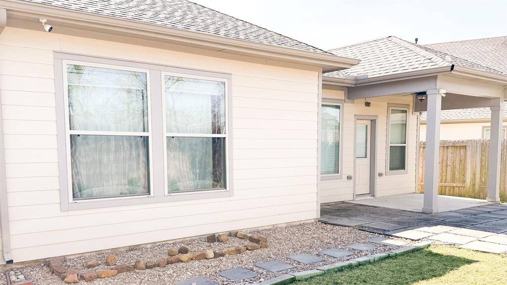 A natural gas line, perfect for hooking up your outdoor grill is located on the porch column.