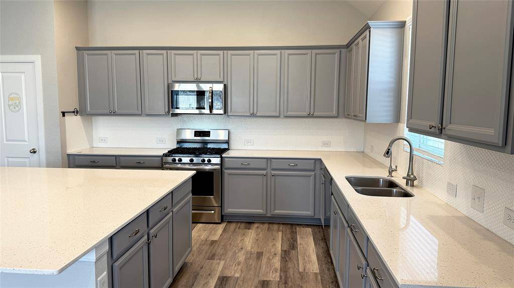 Awesome kitchen workspace for any chef! Plenty of drawers, shelves and cabinets for storage.