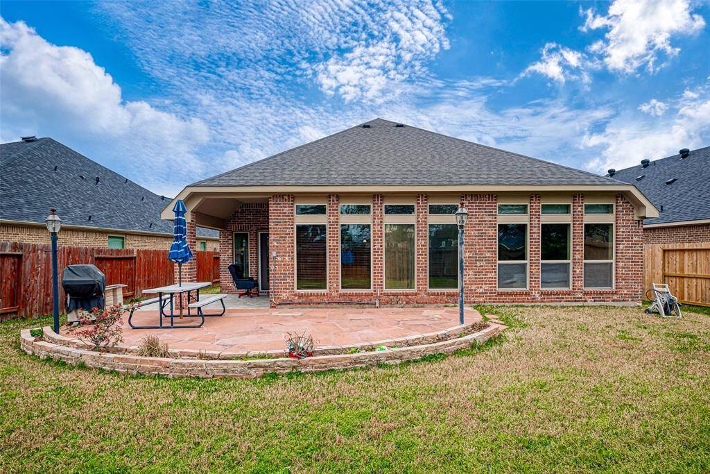 Perfect backyard to host and entertain your family and guests!