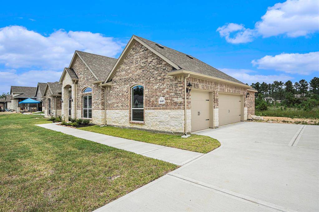 Absolutely Stunning!Brand New! Never Lived In!Hurry, Call today to see this home! Pictures are a representation of Montgomery Floor Plan. Colors & Selections may vary. Call today for a tour!It has THE WOW factor!