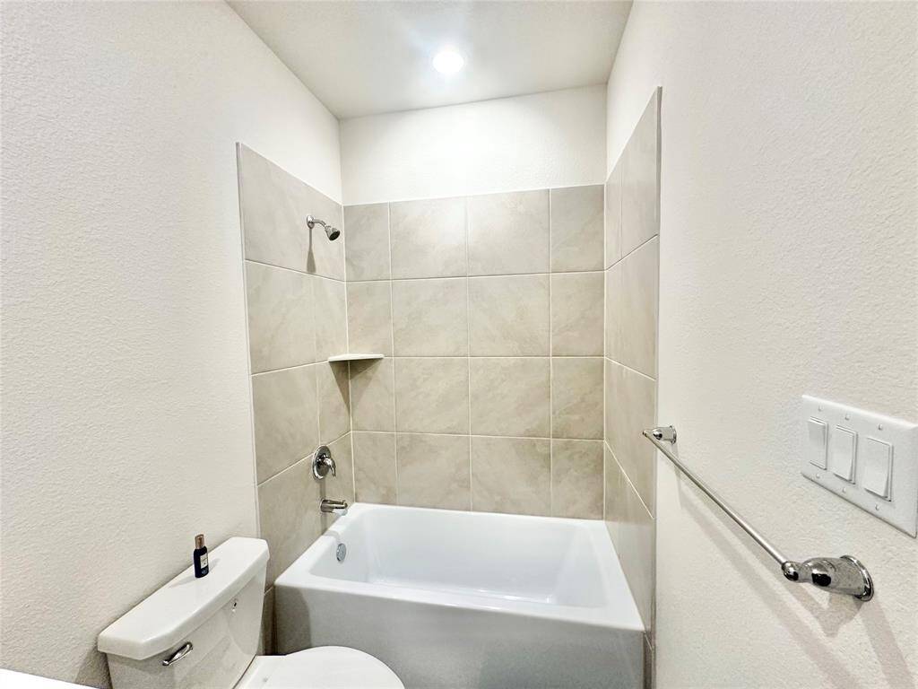2nd Full Bathroom Combo Shower and Tub.
