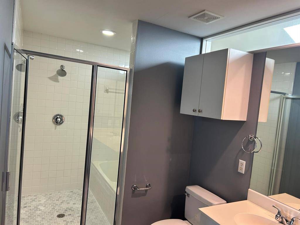 Spacious double showerheads with bath tub as well.