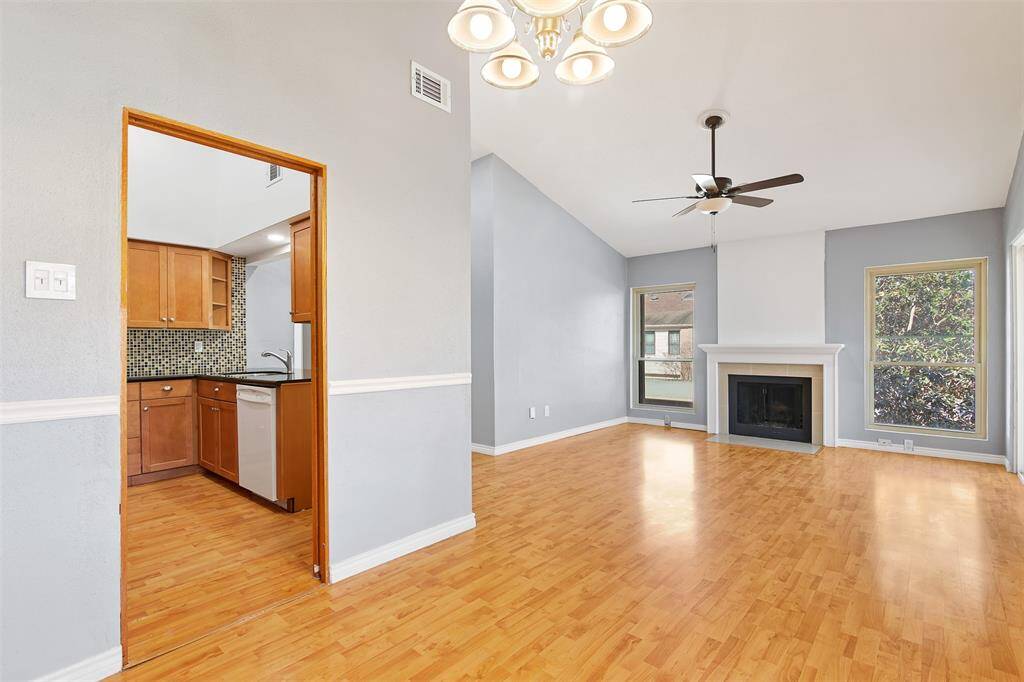 Flowing kitchen to dinning room
