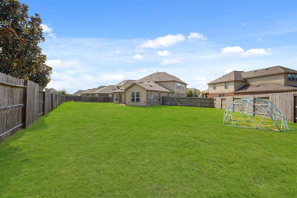 Huge backyard for you to dream up the perfect outdoor entertainment paradise!