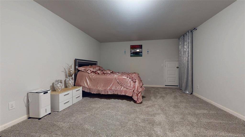 Extra room use as a 4th guest room.Flex room.