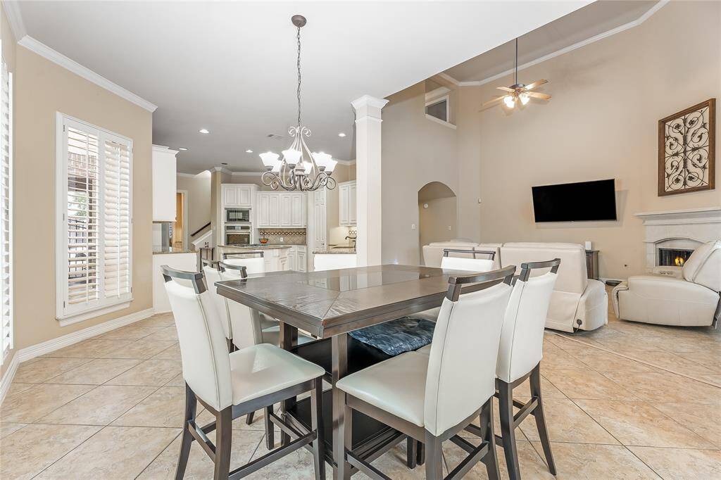 This elegantly designed breakfast area, seamlessly connected to the kitchen and family room, is ideal for gatherings.