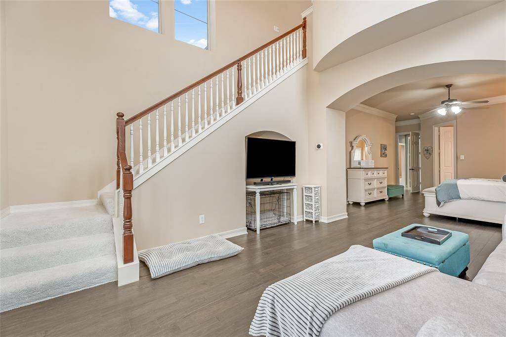 Spacious and versatile primary room sitting area- perfect for workouts, yoga, or relaxation. Create your personalized oasis.