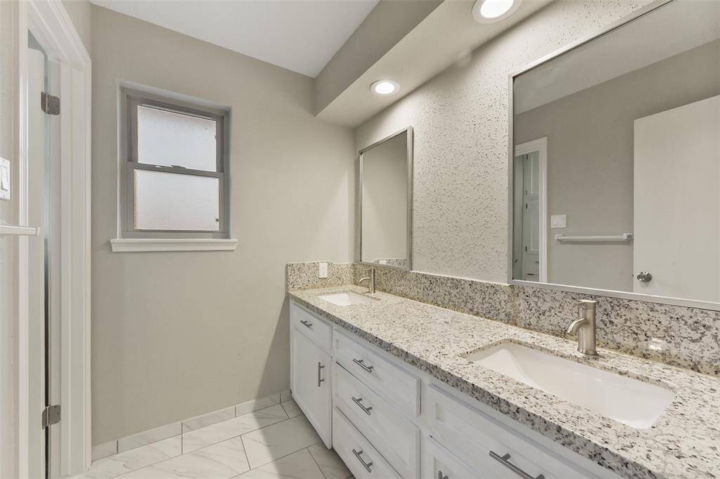 Large hall full bathroom