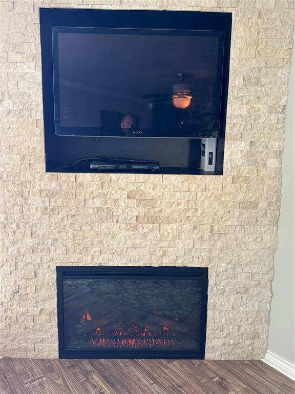 Livingroom fireplace