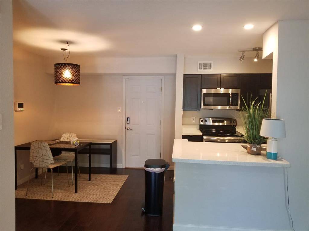 Cute dining area off kitchen.